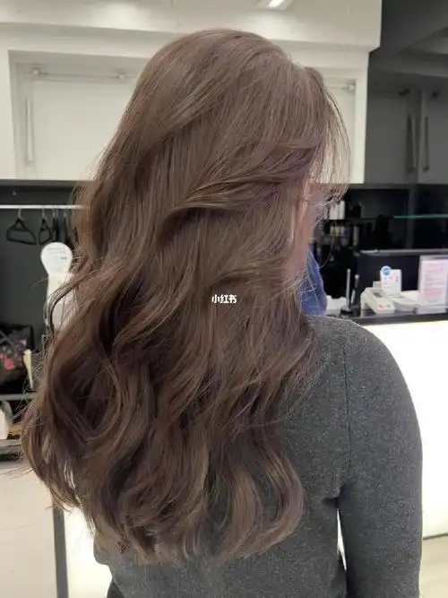 奶茶栗棕色是棕色的底里加入了灰色调,可以很好的中和肤色的黄调94