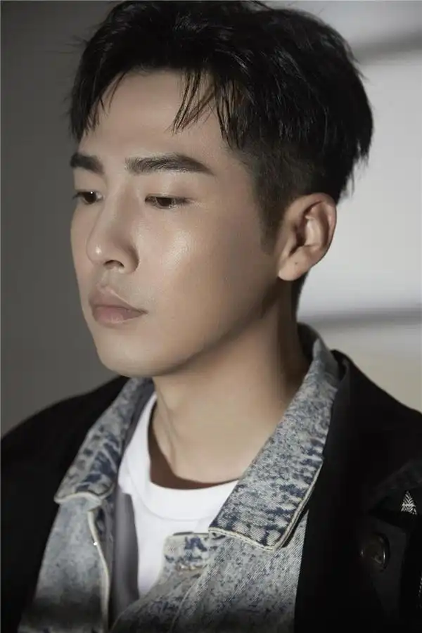 邹廷威开年时尚写真曝光轻熟风彰显帅气俊朗