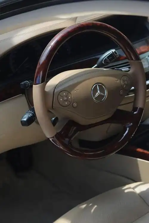 奔驰w221是什么车型(奔驰w221s350 四驱好还是两驱好)