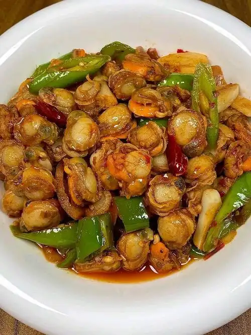 很多人吃过扇贝肉,但是不知道如何烹饪这道辣椒炒扇贝肉呢?