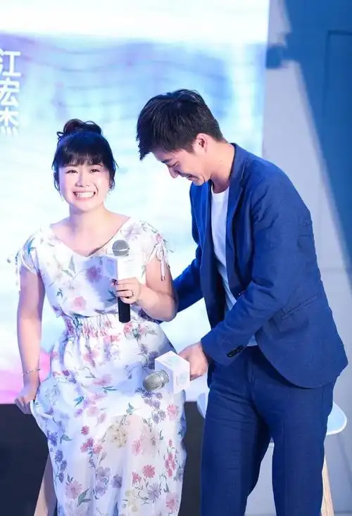 夫妻俩参加年会江宏杰高大帅气福原爱娇小玲珑身高似150