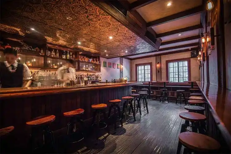 算得上是比较普遍的一种,而且,这种类型的酒吧风格消费群体也比较广泛