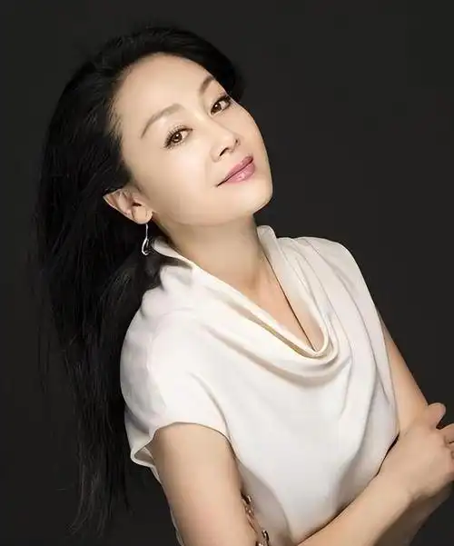 58岁王姬身材真丰满穿蓝色蕾丝连衣裙不见赘肉气质太惊艳