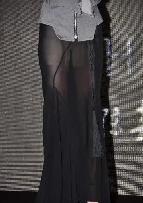 刘亦菲穿了一件透明裙子邓超一直偷偷瞄她