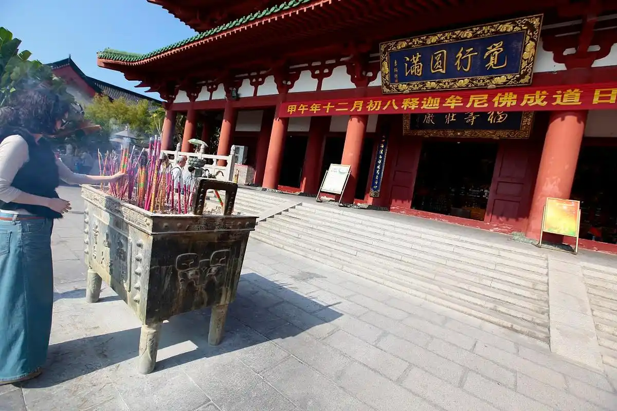 普济寺是一座历史悠久,文化底蕴深厚的寺庙,每年吸引大量游客和信徒前