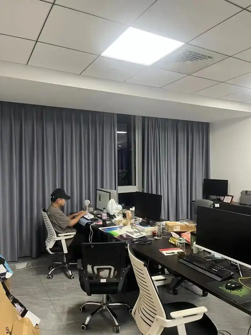 补发一组前段朋友的工作室办公区域晚上连夜安装窗帘的实景图照片