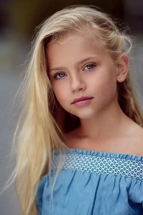 可爱的小女孩,金发碧眼,蓝色的裙子 iphone 壁纸