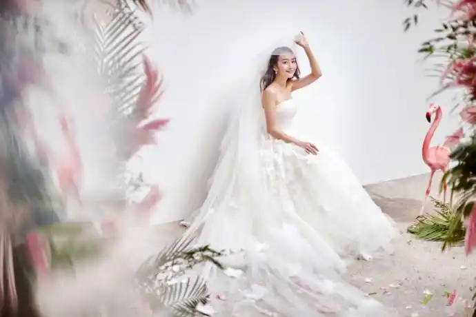 连花衣服都可以驾驭的了,穿上婚纱后的王鸥回头时真的是美呆了!