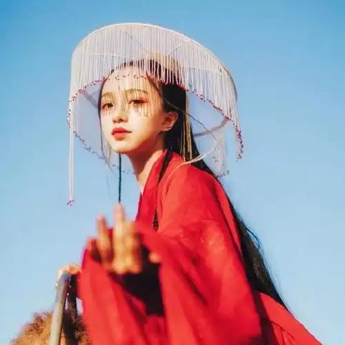 古风红衣女生头像 |  回首高楼闻笑语,倚栏红袖卷轻纱#古装##红衣