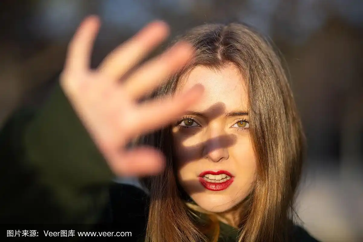 年轻女子遮住脸挡住阳光