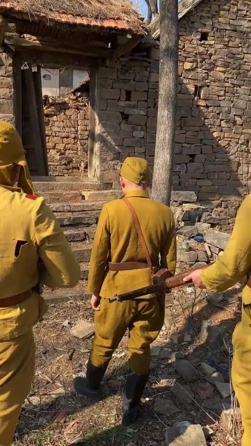 一群鬼子进村扫荡,姑娘接下来的举动,太勇敢了!