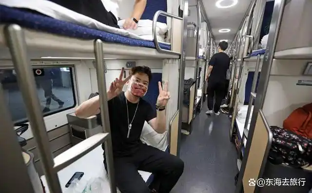 春运在路上d904次列车由深圳北开往北京西豪华动卧列车