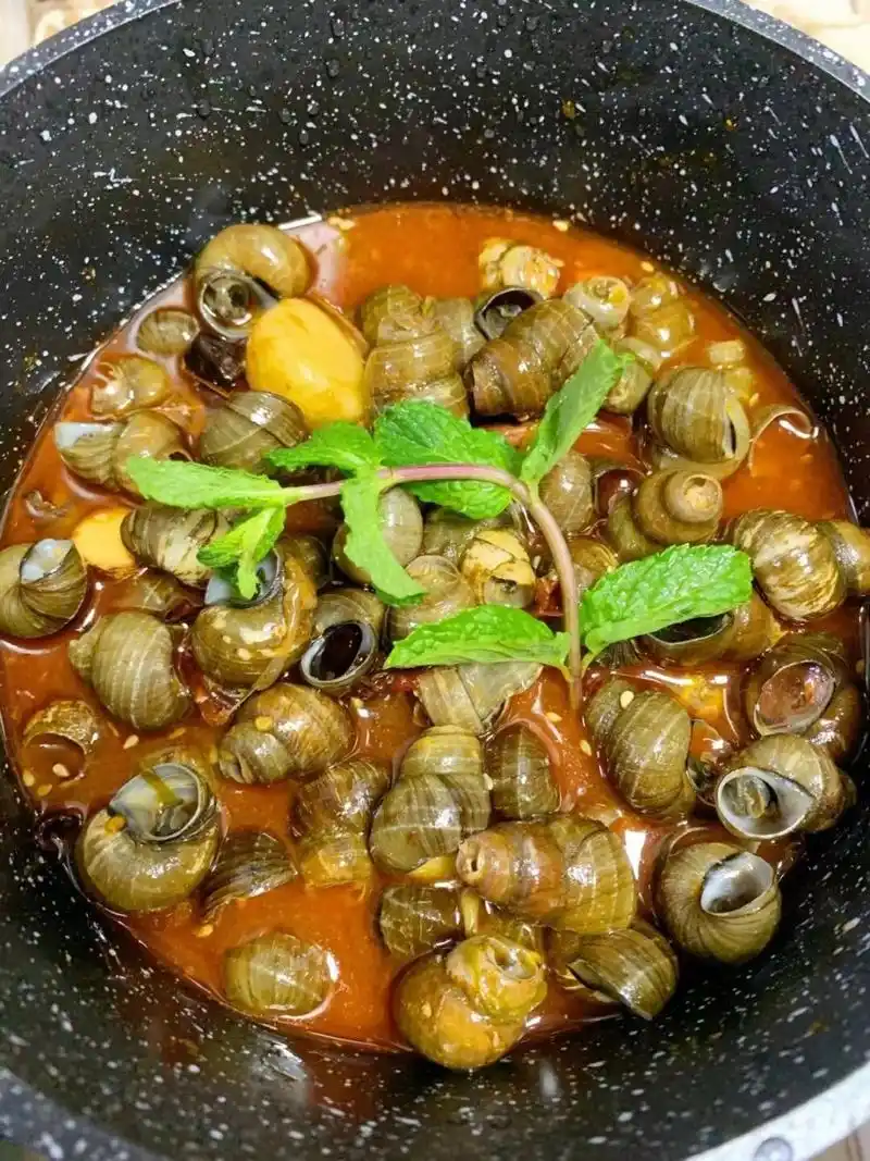 朋友们都劝我去开店,石螺这样做太好吃啦 配料:姜,大蒜,香叶,草果