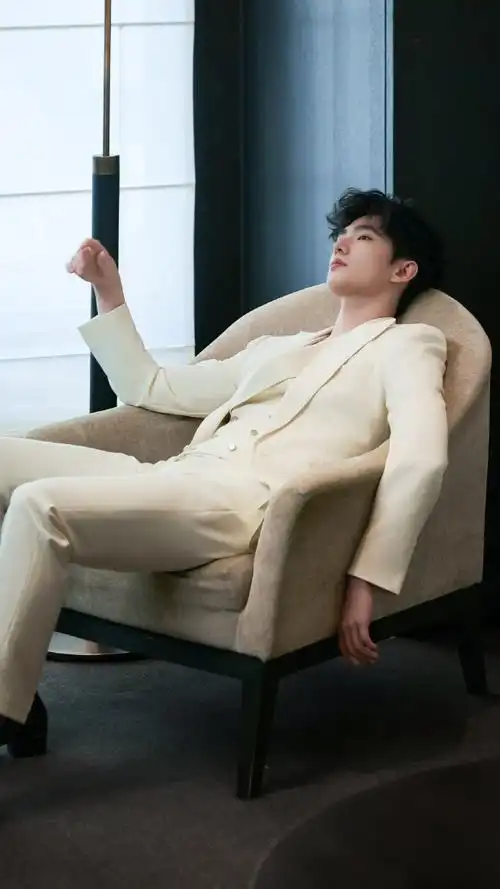 杨洋卷毛发型梦回茅十八##杨洋小卷毛