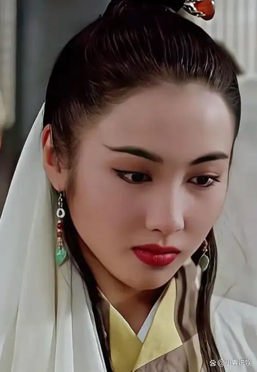 黎姿带女儿逛街,三个孩子都遗传了妈妈的美貌基因,学校也不一般