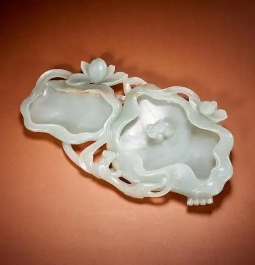 难得的文房玉雕佳作:清代 青白玉龙纹青蛙笔洗