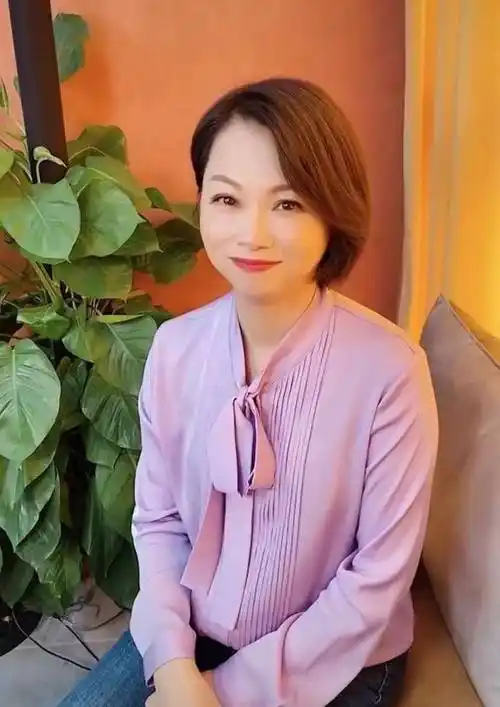 港星刘玉翠现身乡村生活!