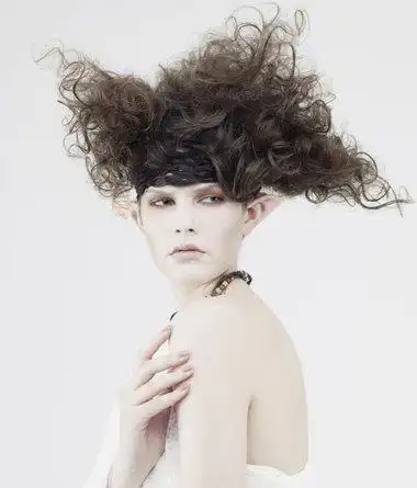 非主流女生们,常见的优雅淑女型的卷发发型肯定不得你心,那就将头发烫