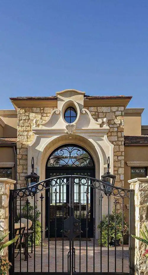 欧式别墅搭配这样的铁艺大门,简约,美观,也不失去大气高端.