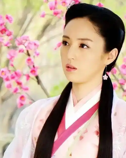 还是比较顺利的,《雪花女神龙》一播出后大火,一下让她成为当红小花旦