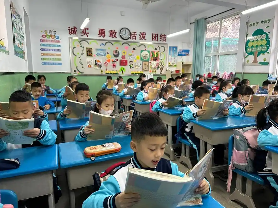 书声琅琅#记录校园生活 #可爱的学生 #课堂随拍 #小学生日 - 抖音