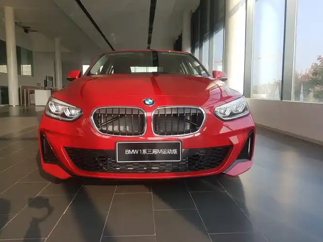 2021款宝马1系实车到店墨尔本红很大气搭载15t20t发动机