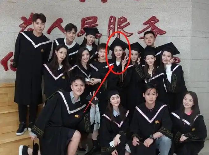 关晓彤青涩王俊凯帅气,我被周也的侧颜圈粉_明星_画面_长相