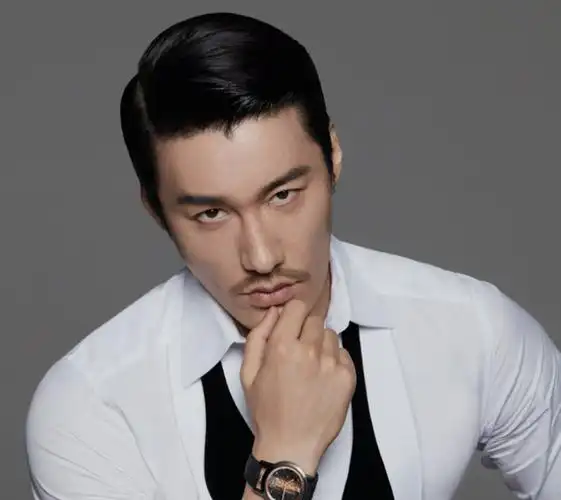 男士有这4个标志,很适合剪"背头"发型,轻熟又帅气