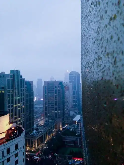 下面这张我把手伸出了高楼的窗外,已经没有空间双手操作,于是对着手机