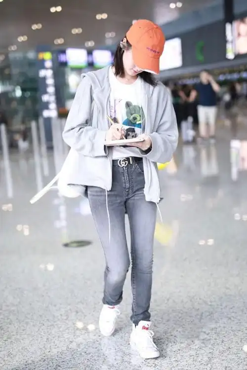 袁冰妍穿灰色外套配灰色牛仔裤秀小蛮腰 对镜头比v挥手笑容迷人