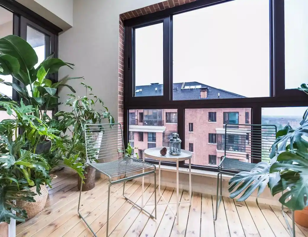 阳台装修实景图片欣赏-封阳台推拉窗和平开窗-齐装网室内装修效果图