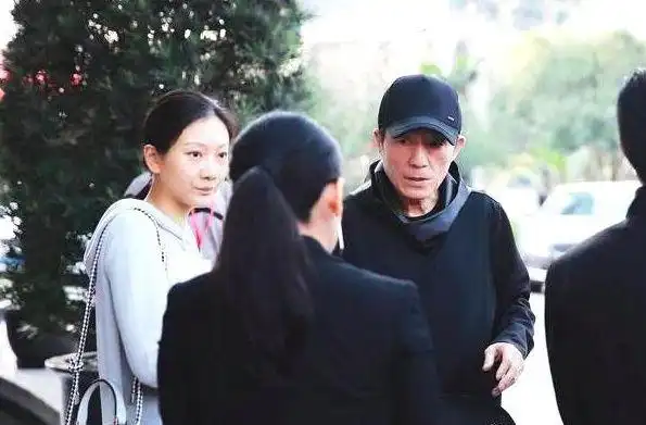 仔细看可以发现,其实陈婷都没有化妆,直接素颜上阵面对镜头,也是很