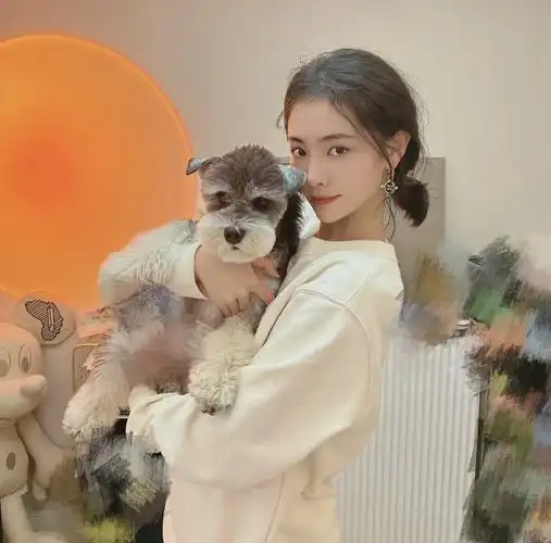 许佳琪不定期掉落碎片照抱着狗狗的kiki好可爱
