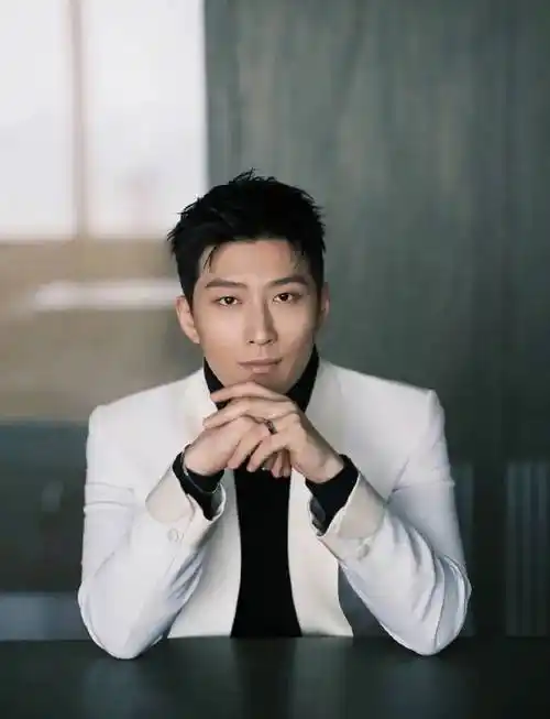 窦骁何超莲同框秀恩爱,骑士与公主的甜蜜日常!