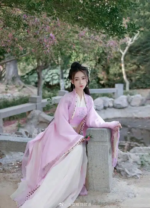 吴谨言粉色古风写真