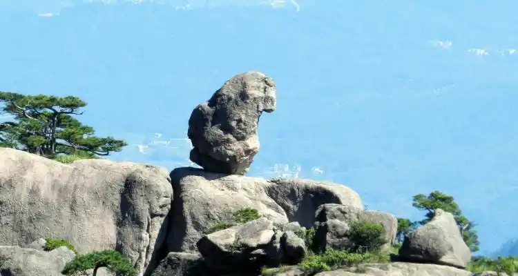 黄山奇石孔雀石的描写