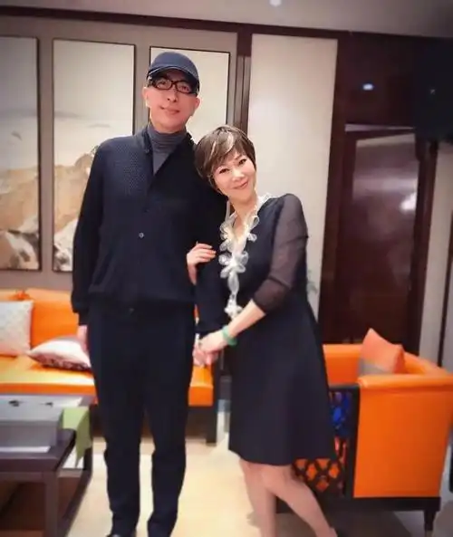 第三任妻子:小15岁的名模马艳丽经历了两次失败的婚姻后,郎昆并没有