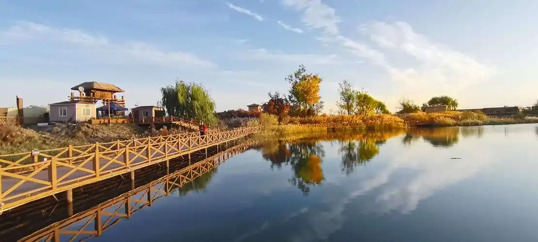 没必要那么赶,所以中途我们搜索到了计划外的巴楚县这个景区,我们在