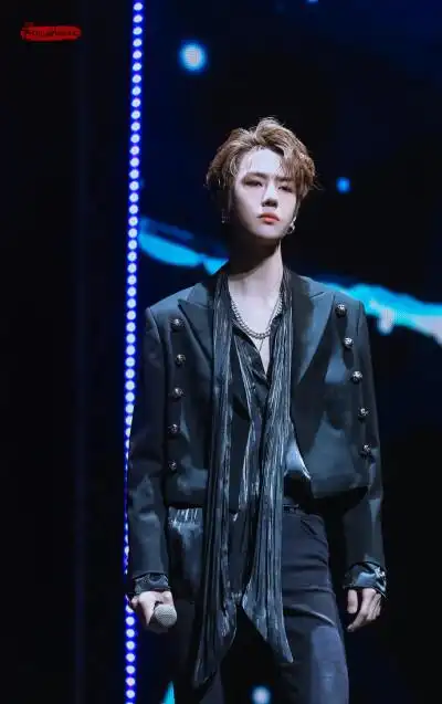 190602 乐华十周年演唱会 @uniq-王一博 cr:logo