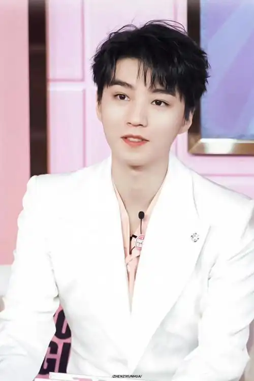 王俊凯好甜呀,粉色系小甜豆[兔子]手指修长指节分明简直是手控福[