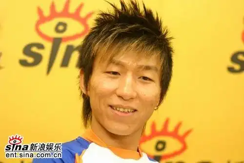 梦舟明星足球队陈羽凡开心看网友问题