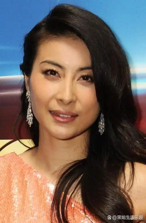 郭晶晶的笑简直太迷人.弯弯的眼睛透露出无尽的温柔.