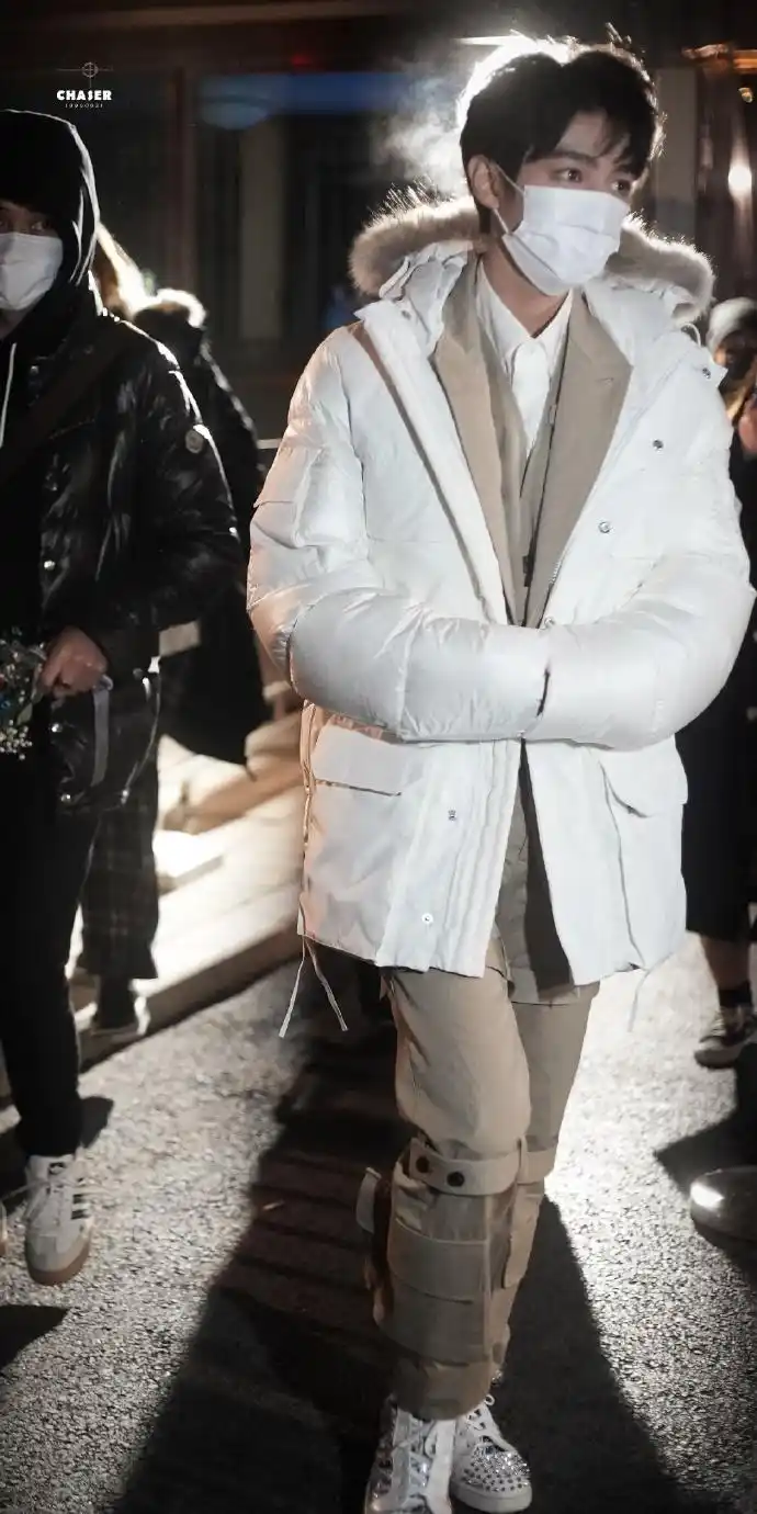[tfboys][分享]210123 王俊凯白色羽绒服系列就是白月光,好想抱抱软糯