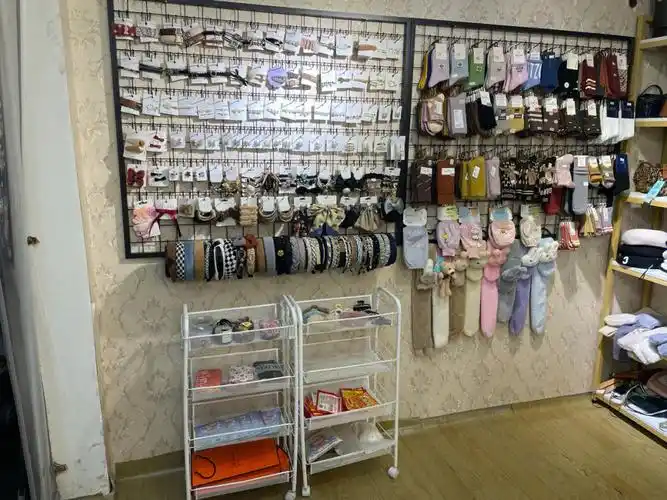 饰品店24天又是重新调整陈列的一天