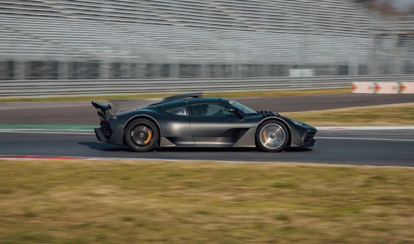 梅赛德斯-奔驰amg one超级跑车在蒙扎赛道创下量产车单圈纪录