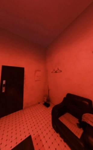 开锁以后进入红色房间   然后   点击