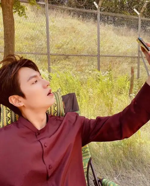 33岁李敏镐晒照麂皮外套搭烟管裤帅气抿嘴撒娇和金高银同款帽引热议