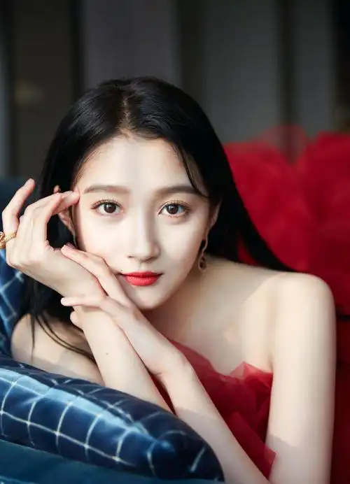 简介:关晓彤红裙性感优雅写真图片,分享一组关晓彤图片给大家,图中的