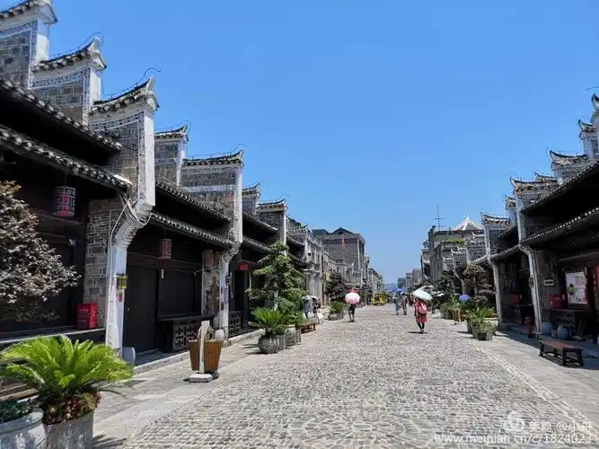 旧州古镇为徽式民居,集商,住一体,商字号沿街呈现.