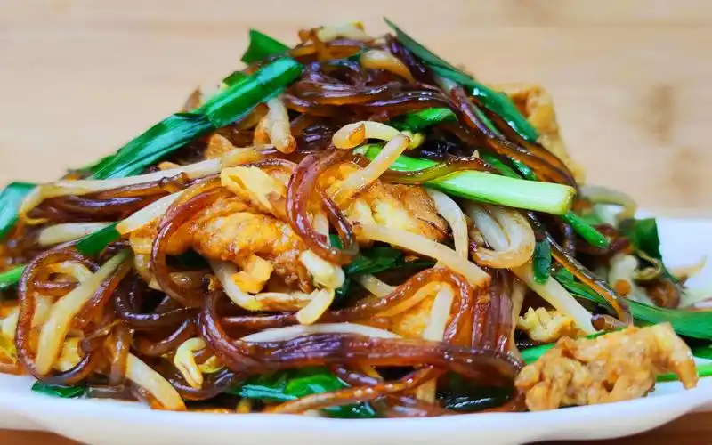 它是北京传统的特色名菜,今天我们就来学做老北京炒四合菜吧!